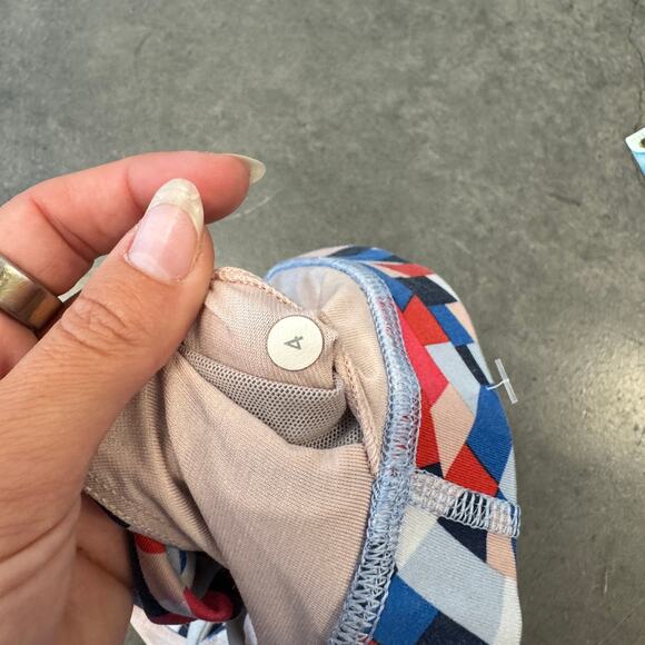 Lululemon Energy Bra Red White Blue Pattern Yoga Running Sports Bra Sz 4 - Picture 4 of 4